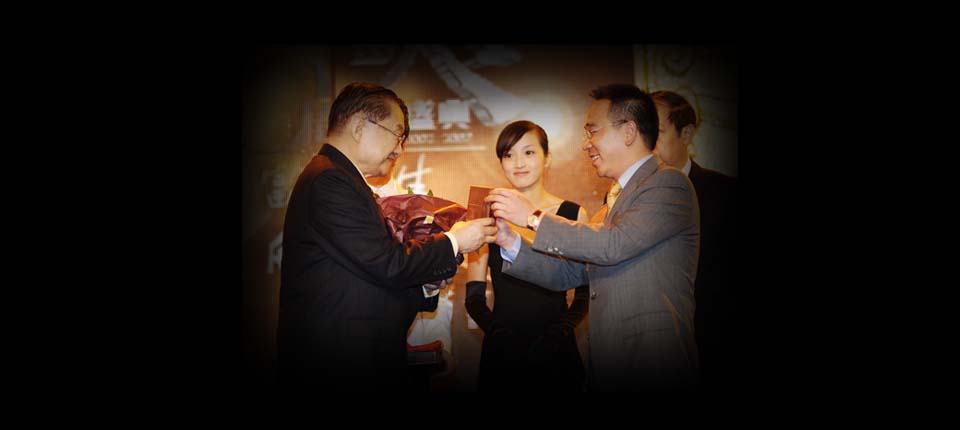 金庸受赠硅化木印章.jpg