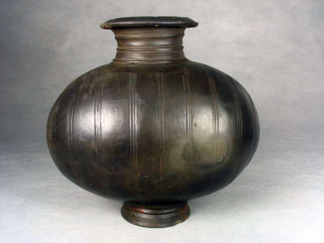 黑抛光茧形壶1.jpg