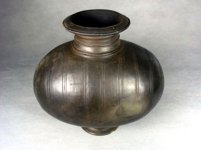 黑抛光茧形壶2.jpg