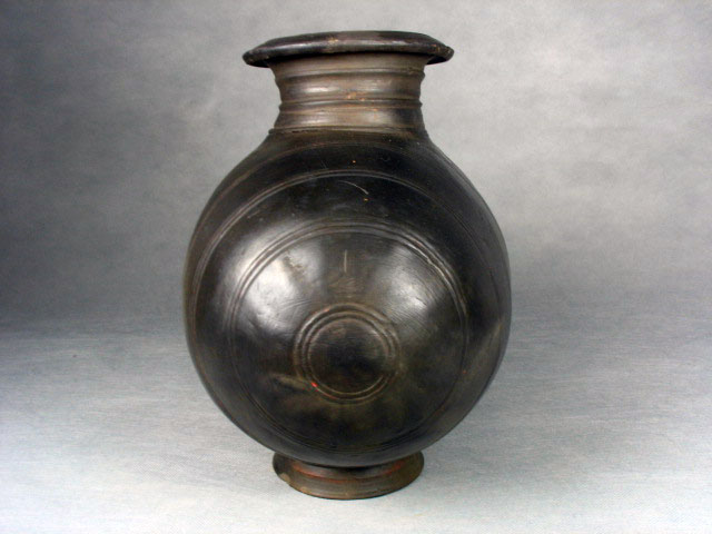 黑抛光茧形壶3.jpg