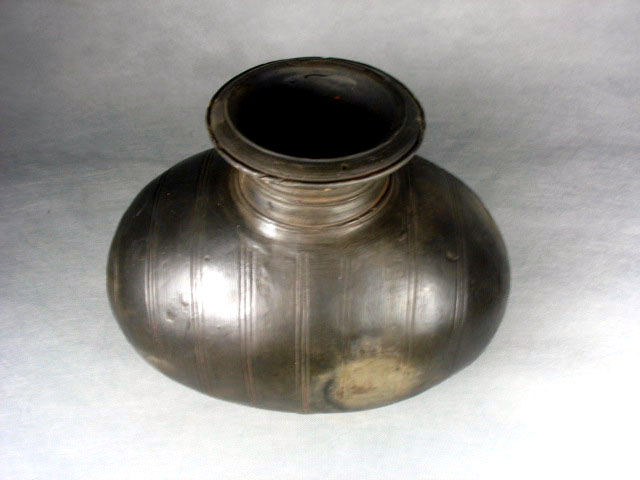 黑抛光茧形壶5.jpg