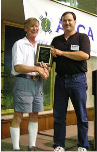 16右吉姆·贝内特介绍加里·福格尔曼与2006 AACA方正的奖，他的承诺，促进和保护神器.jpg