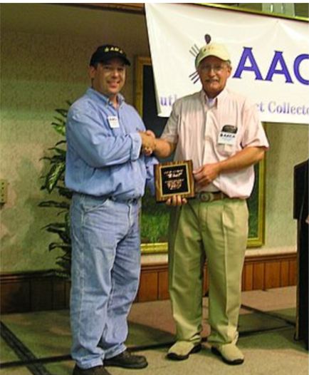 17侧金飞翔收到2006 AACA义工奖，克里夫·杰克逊总统提出的。吉姆AACA世博会的董事，.jpg