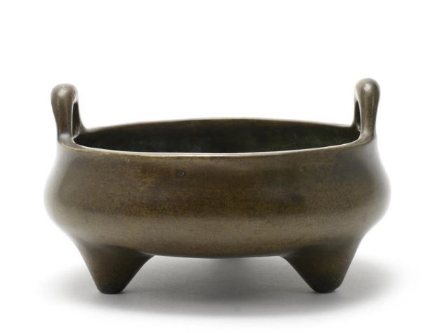 铜三脚香炉-18世纪，四个字符玉堂清婉标志（纯玉大厅的乐趣）2,500 - 3,500英镑.JPG
