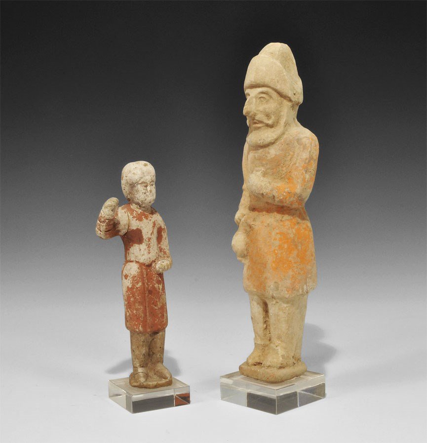 汉代，公元前206年至公元220年。混合组俑，其中包括：一个高大的大胡子男帽和骑外套，.jpg
