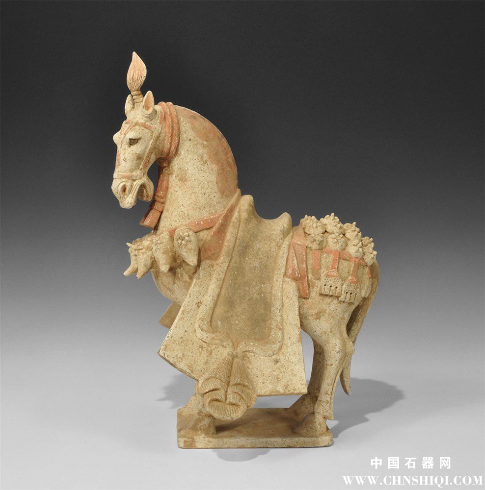 北齐，公元549-577年。赤陶马俑是一个长方形的基地，精细仿照线束和笼头，花环，颠簸.jpg