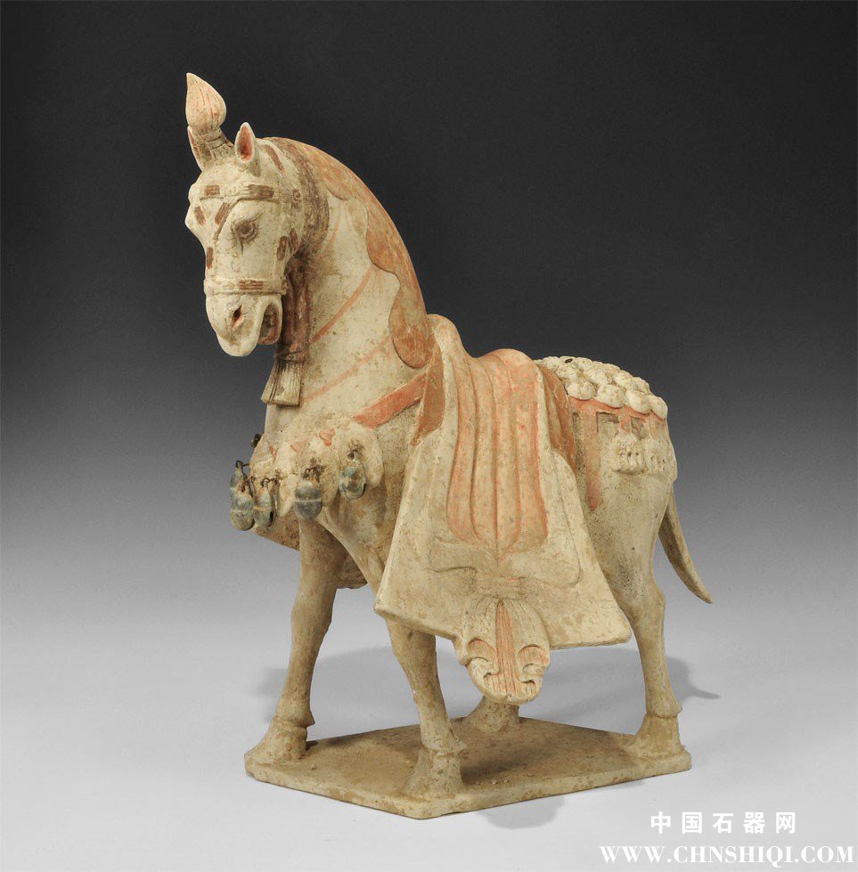 北魏时期，公元386-534年。 àgreyware的马雕像站在一个多面体基地，整体仿照线束，鞍.jpg
