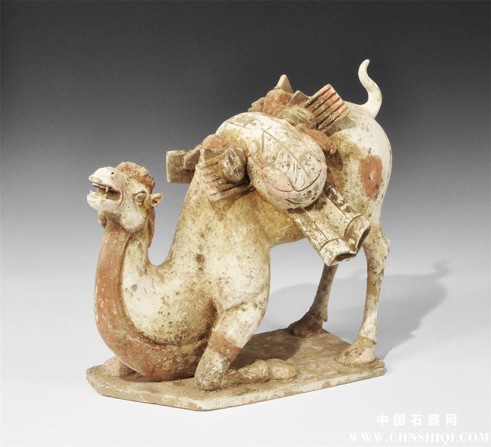 唐代，公元618-906年。 àCreamWare公司的数字单腿跪面对的骆驼，头向上倾斜，马鞍和.jpg