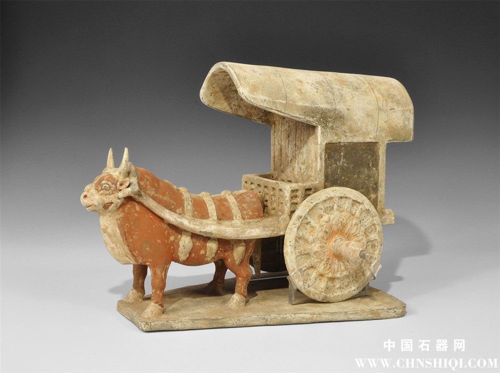 唐代，公元618-906年。米色织物一辆马车模型基地，两个宽轮，模拟电网前额和后孔，牛.jpg