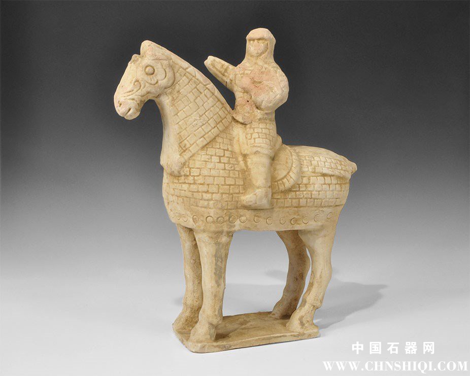 唐代，公元618-906年。白瓷的重型战舰模型安装鳞甲的马和骑手，马站在一个长方形的基.jpg
