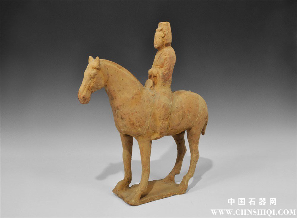 唐代，公元618-906年。赤陶马和骑手雕像呈长方形底座，红色和黑色颜料骑手的衣服，白.jpg
