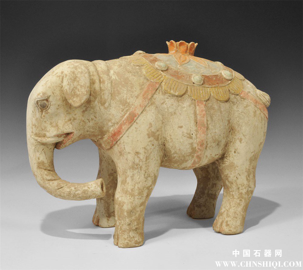 唐代，公元618-906年。线束和背花环主干大象摇摆赤陶模型：对右前足，粉红色，赭石和.jpg