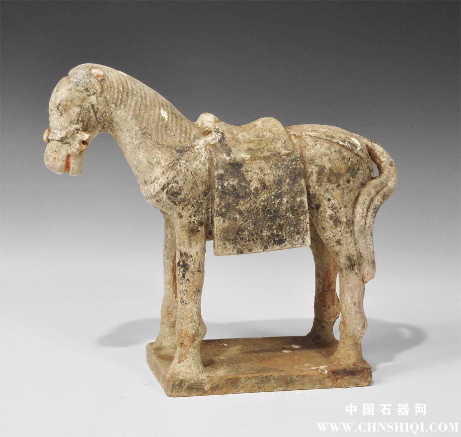 明代，公元1368年至1644年。的一个空心铸greyware雕像积分线束，笼头和马鞍小马站在一.jpg