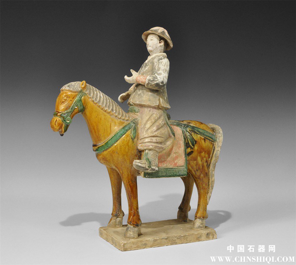 明代，公元1368年至1644年。一个手工琉璃雕像的矩形底座的马和骑手，马赭石釉面与绿色.jpg