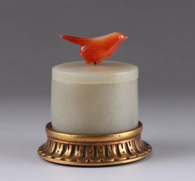 21670953_1_l19-20th C。中国玉器在青铜底座，箱顶玛瑙装饰鸟.jpg