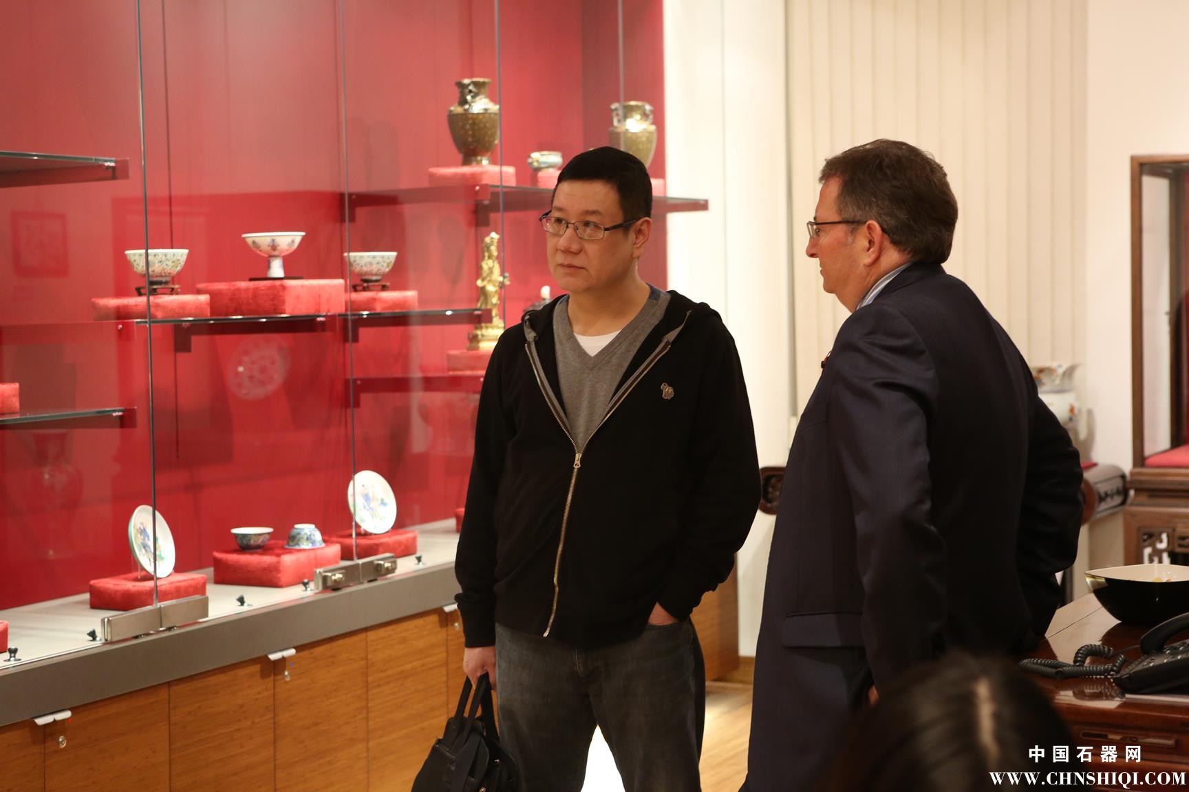 Mr-Stuart-Marchant-chatting-with-Mr-Sing.jpg