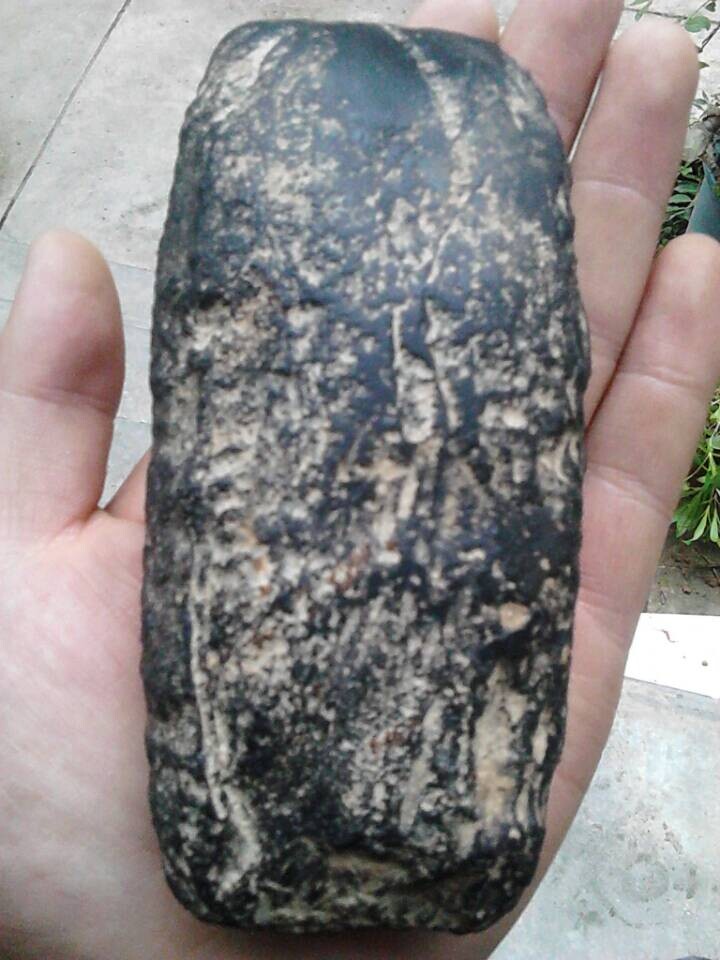 正面照，坑洼处有铁锈。