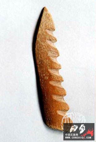 河姆渡遗址T213第四文化层（距今7000-6000年）出土 骨镰残长10.9cm、宽2.4cm.jpg