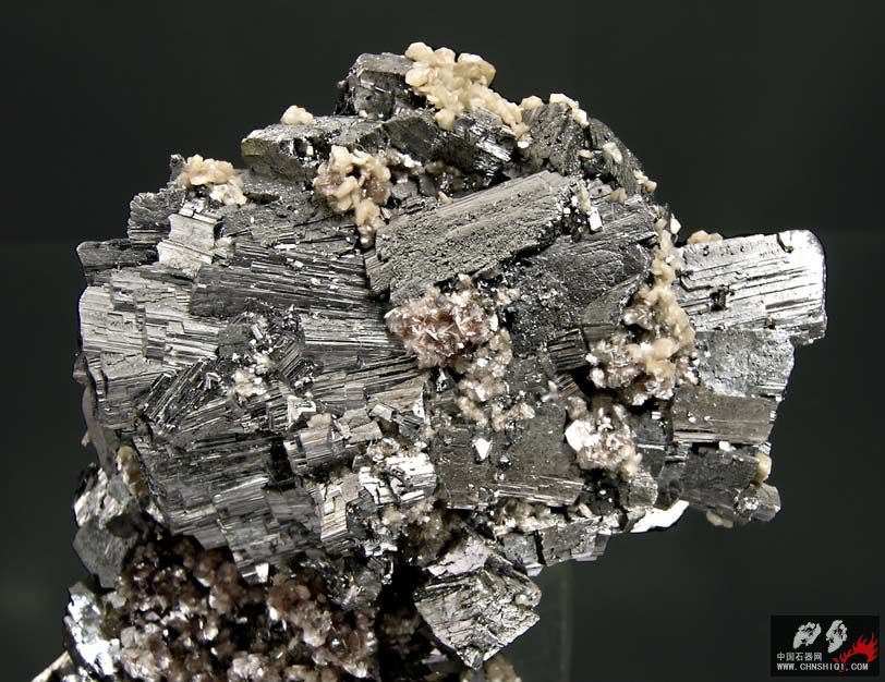 毒砂与云母，菱铁矿和闪锌矿 葡萄牙 9.2 × 5.7 × 3.6 厘米1.jpg