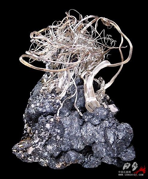 自然银与螺状硫银矿 摩洛哥瓦尔扎扎特省 5x3.6x3.8厘米.jpg