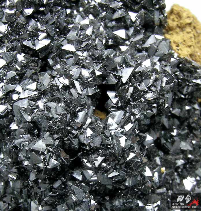 钒铅锌矿与方解石 葡萄牙 7 × 4.2 × 2.4厘米1.jpg