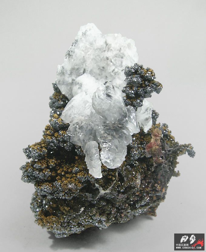 钒铅锌矿与方解石 葡萄牙 5.6 × 4.3 ×2.6厘米.jpg