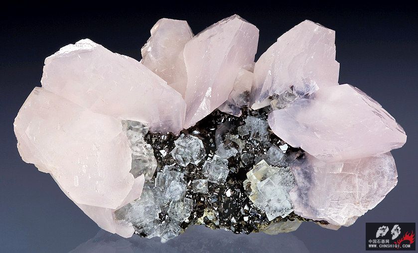 粉色方解石、萤石和闪锌矿 俄罗斯 6.5x10.5厘米.jpg