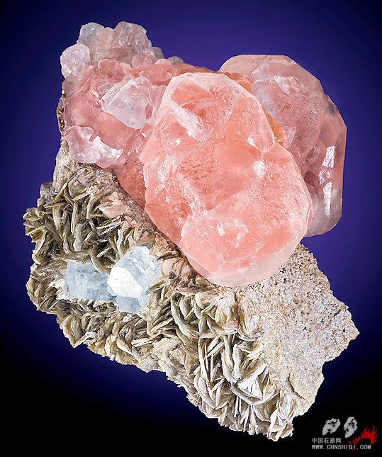 红粉红色萤石、海蓝宝石晶体 巴基斯坦 10x8.4厘米.jpg