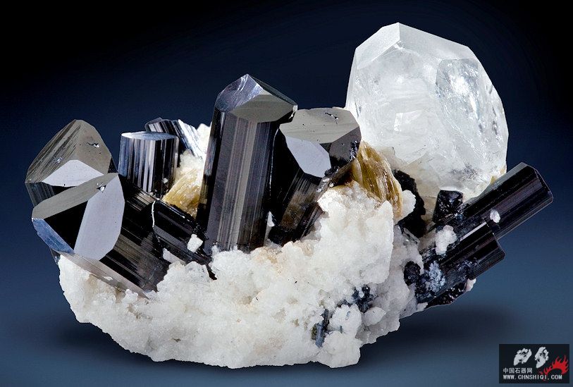 黑电气石、水晶、钠长石 巴基斯坦北部地区 4x6.4x4.4厘米.jpg