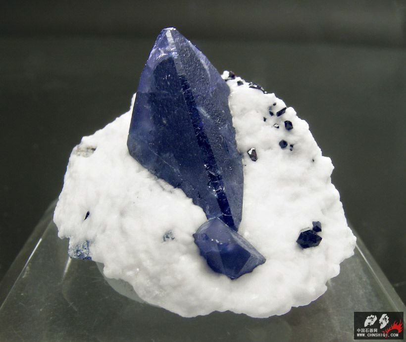 蓝锥矿（硅酸钡钛矿）钠沸石 美国 3 × 2.3 × 2厘米.jpg