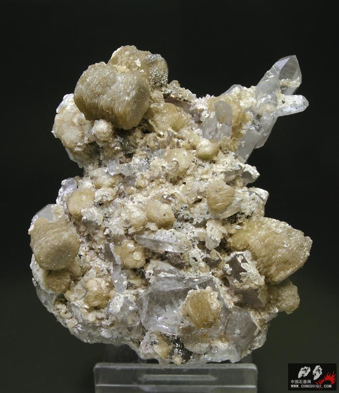 菱铁矿与石英 葡萄牙 7.2 × 6.4 × 5.2厘米.jpg