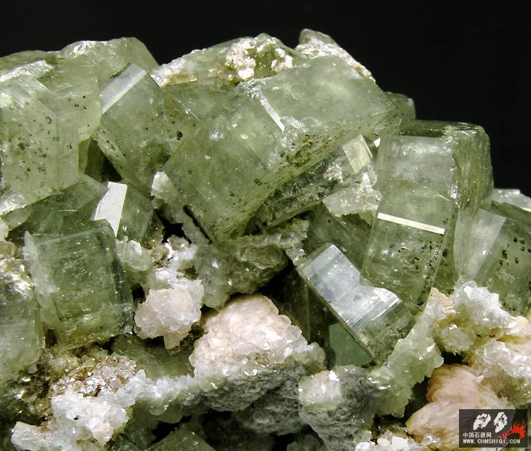 磷灰石（氟化钙）与菱铁矿，白云石 葡萄牙 6.2 × 4.3 × 3.7厘米1.jpg