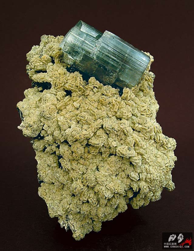 磷灰石（氟化钙）与菱铁矿和云母 葡萄牙 11 × 7.5 × 5.2厘米.jpg