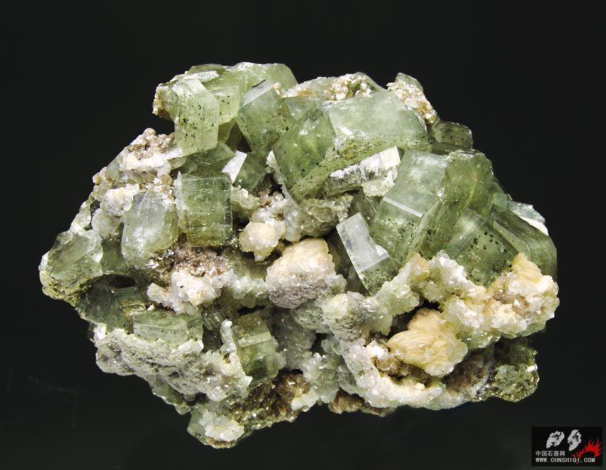 磷灰石（氟化钙）与菱铁矿，白云石 葡萄牙 6.2 × 4.3 × 3.7厘米.jpg