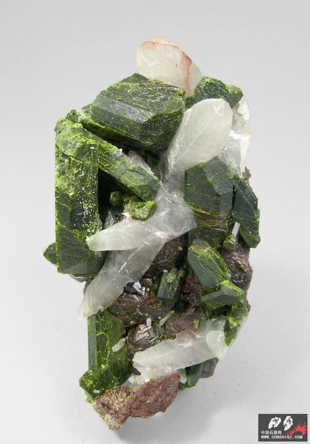 绿帘石与石英，钙铁榴石和黄铁矿 西班牙 6.9 × 4 ×3.4厘米.jpg