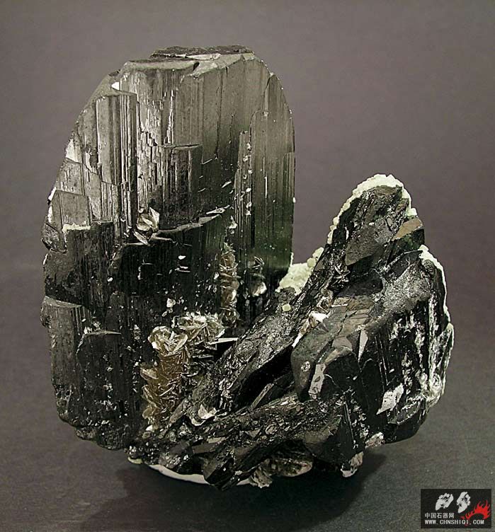 钨铁矿和菱铁矿 葡萄牙 5.7 × 5.3 × 2.5厘米.jpg