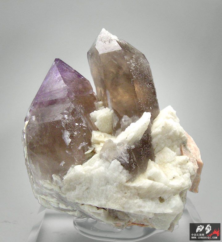 紫水晶与黑烟石英，钠长石和钾长石 西班牙 4.9 × 4.8 × 3.8厘米.jpg