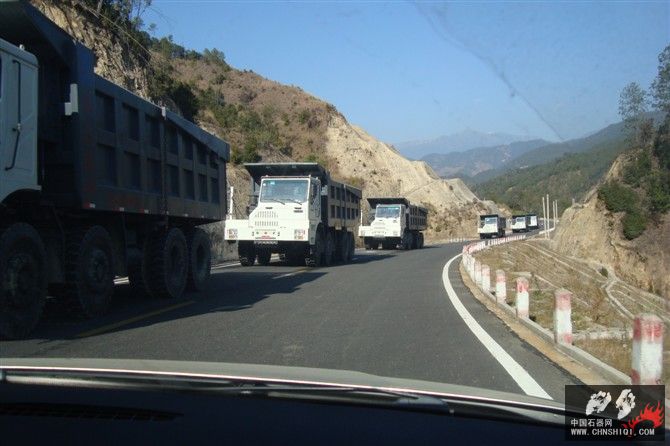 中国卖往缅甸的重型卡车.jpg