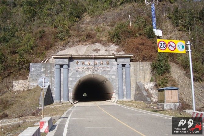 中缅边界  隧道那边就是缅甸境内.jpg