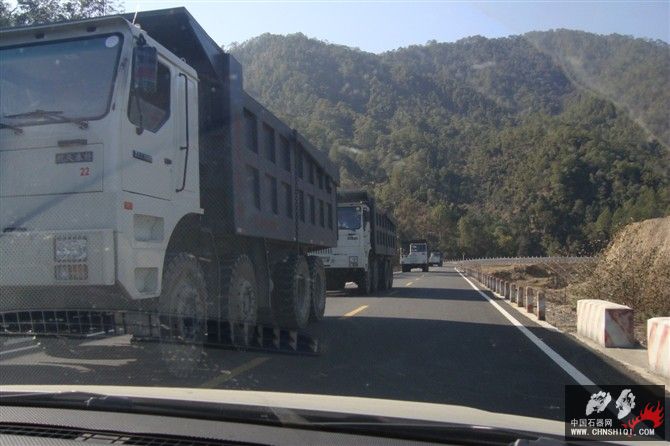 中国卖往缅甸的重型卡车1.jpg