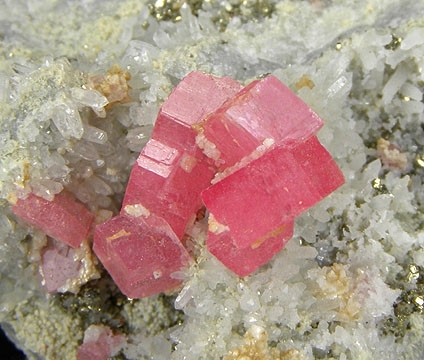 菱锰矿 中国广西贺州地区  6.8 × 3.8 × 2.5厘米1.jpg