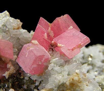 菱锰矿 中国广西贺州地区  6.8 × 3.8 × 2.5厘米3.jpg