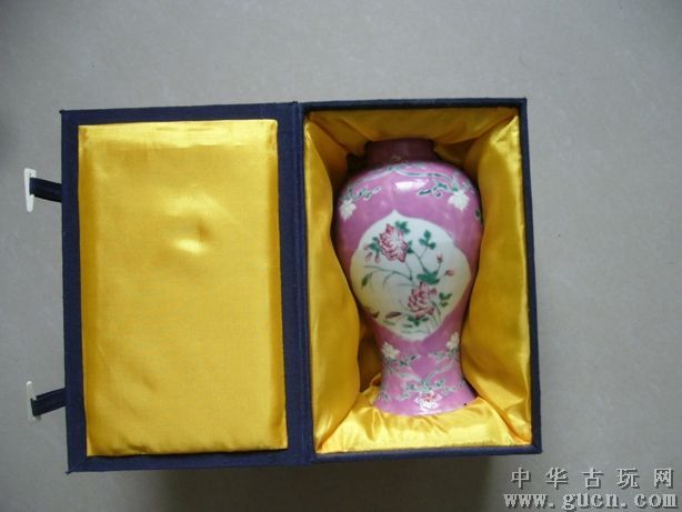 珊瑚地开光粉彩花卉纹瓶1.jpg
