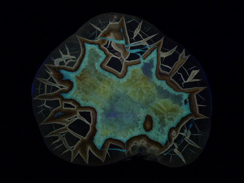 Septarian方解石 产自美国犹他州 在紫外光下发出浅绿色荧光.jpg