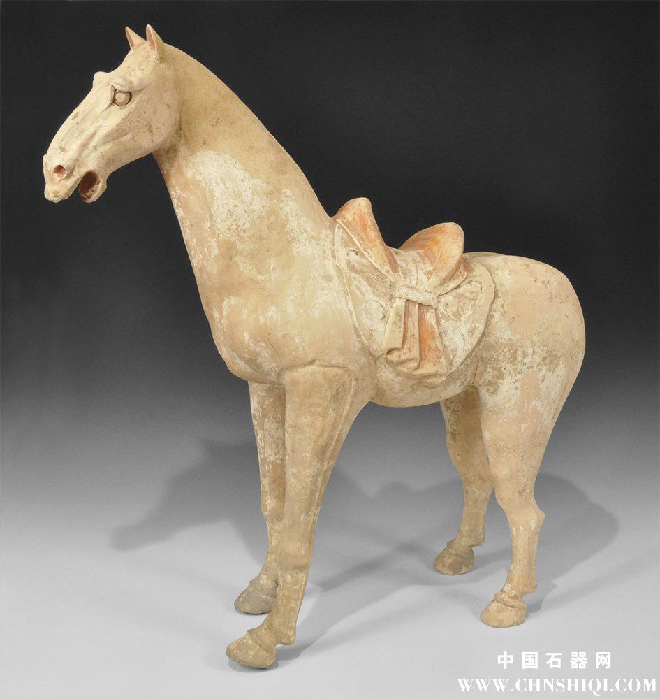 唐代，公元618-906年。àCreamWare公司站在马雕像在静态姿势积分马鞍和马鞍槽的脖子后.jpg