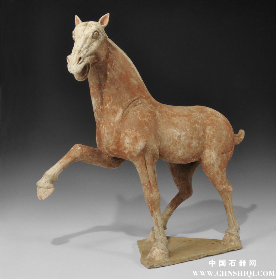 唐代，公元618-906年。一匹马的雕像的多面体基地，推进精细仿照在一个热闹的姿势头倾.jpg