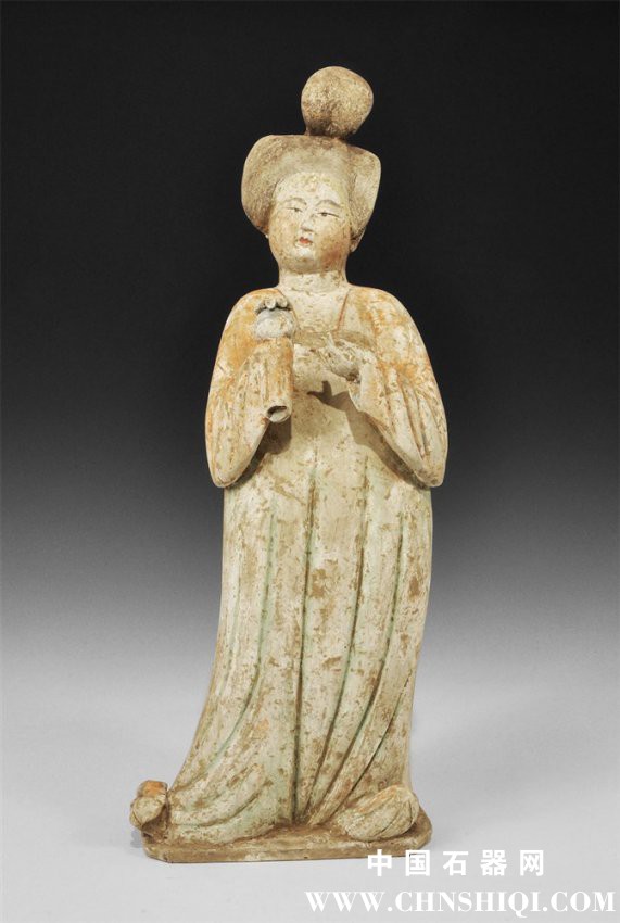 唐代，公元618-906年。一个高大的手工玻璃的的塑像站立夫人，双手意味深长举行之前，.jpg